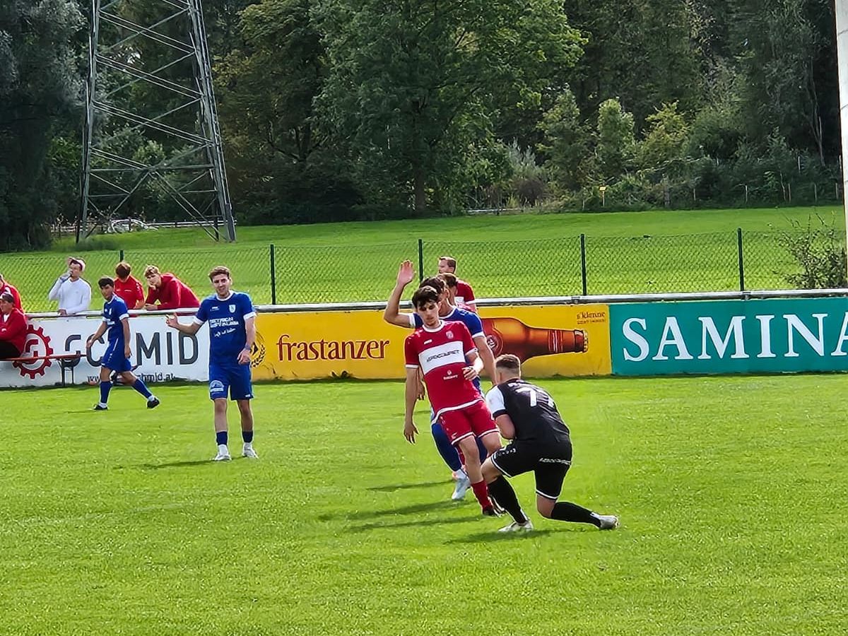 „Ein Dorf im Fußballfieber: Am Sonntag, den 14. September 2025, verwandelt sich der Sportplatz Satteins mit fünf Heimspielen – von der U10 bis zur Kampfmannschaft – in eine Bühne voller Spannung, Leidenschaft und Emotionen.“