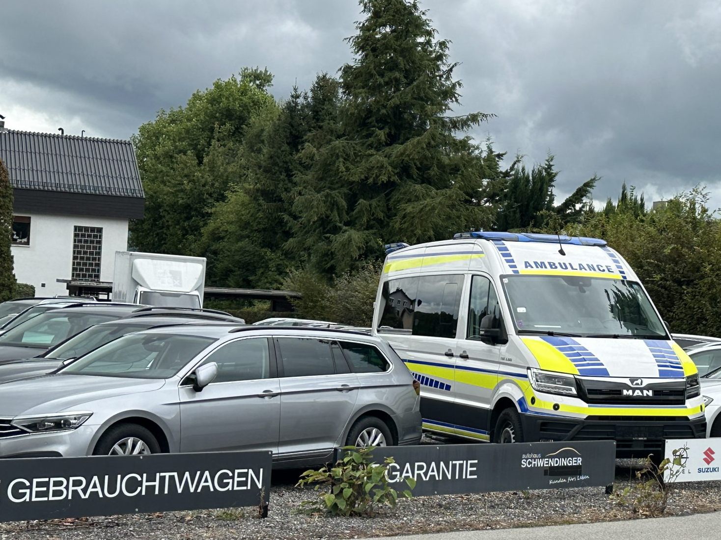 Komplett-mit-Blaulicht-Warum-bei-diesem-Autoh-ndler-aktuell-ein-Krankenwagen-steht