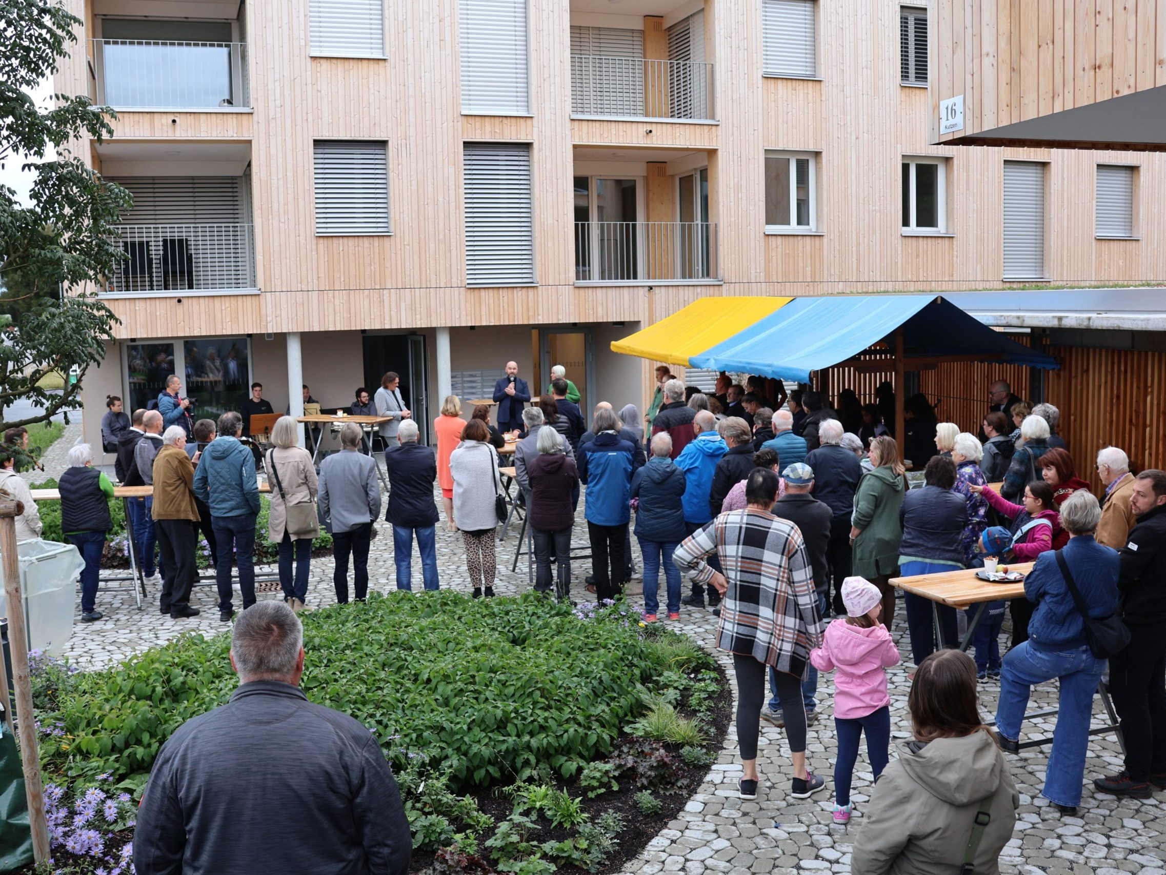 Die neue Wohnanlage und das Kinderhaus wurde feierlich eingeweiht