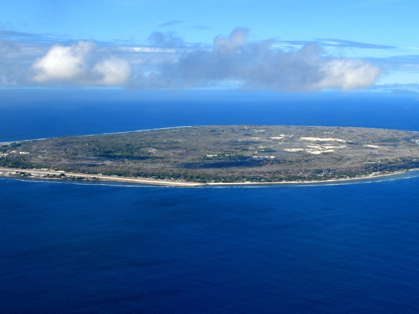 Der Inselstaat Nauru im Pazifik ist mit 21 Quadratkilometern einer der kleinsten Staaten der Welt. Der Inselstaat Nauru im Pazifik ist mit 21 Quadratkilometern einer der kleinsten Staaten der Welt.