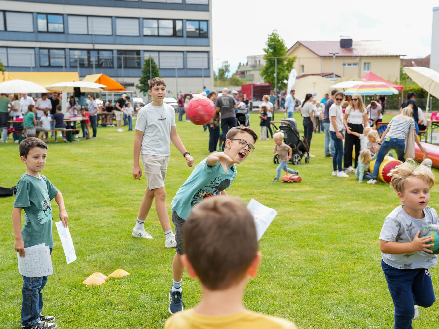 Jede Menge Spiel und Spaß für Groß und Klein beim diesjährigen Familienfest in Lauterach. Jede Menge Spiel und Spaß für Groß und Klein beim diesjährigen Familienfest in Lauterach.