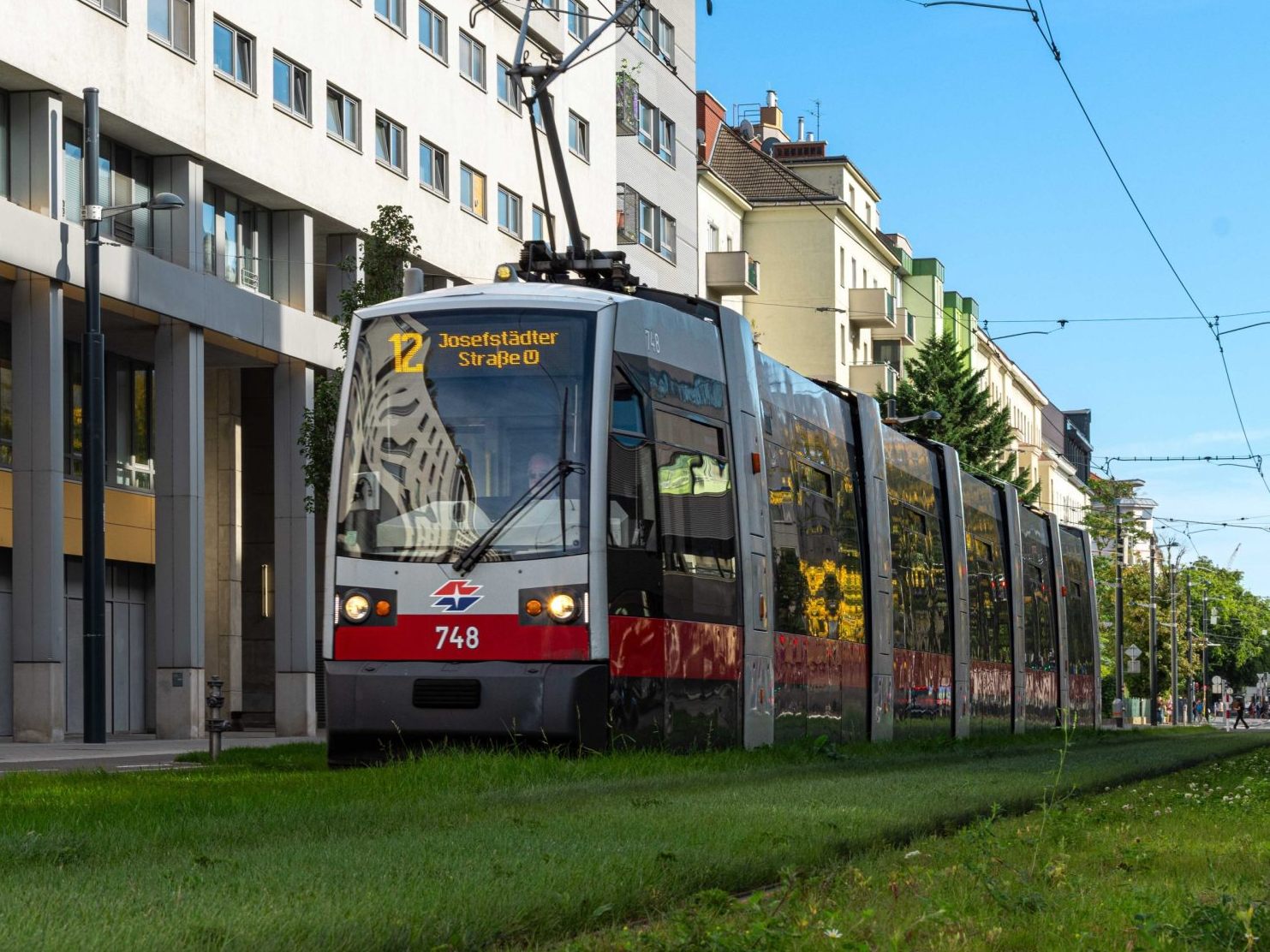 Die Linie 12 ersetzt den 33er in Wien. Die Linie 12 ersetzt den 33er in Wien.