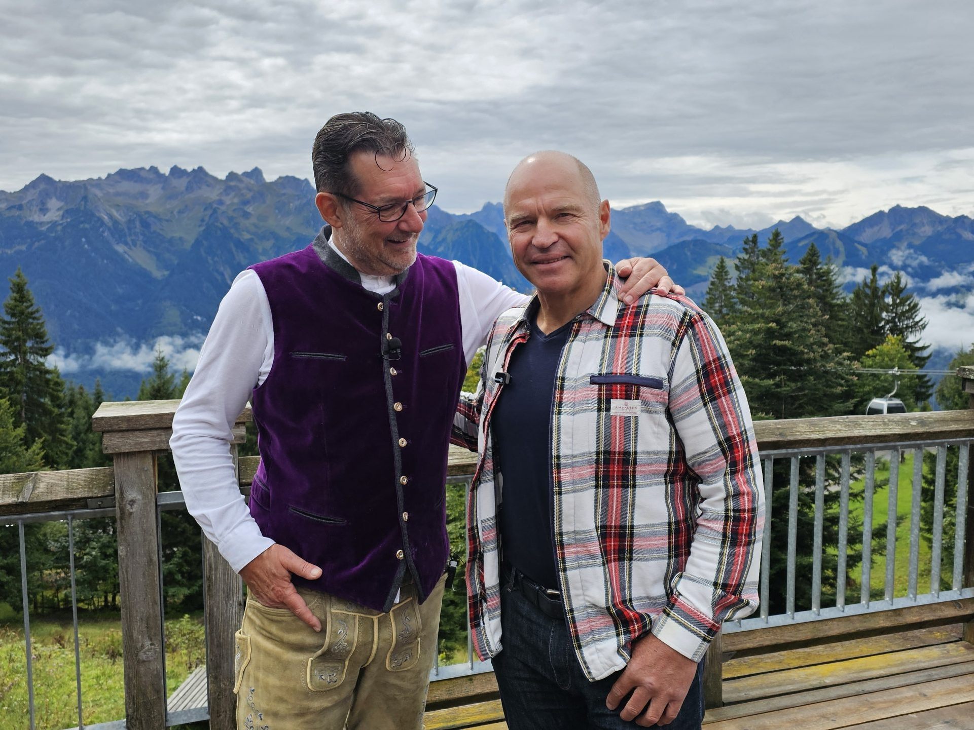 In der Folge 378 begrüßt Andreas Seeburger (li) mit Marc Girardelli (re) einen der besten Skirennläufer der Welt, in der Fernsehgondel am Muttersberg bei Bludenz-Nüziders. In der Folge 378 begrüßt Andreas Seeburger (li) mit Marc Girardelli (re) einen der besten Skirennläufer der Welt, in der Fernsehgondel am Muttersberg bei Bludenz-Nüziders.