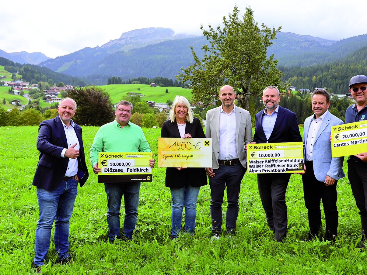 Bürgermeister Joachim Fritz, Pfarrer Cristinel Dobos, Marga Etschmann, Andreas Gapp (Walser Raiffeisen Holding), Florian Widmer (Alpen Privatbank), Andreas Hammerer (Walser Raiffeisen Bank) und Wolfgang Raich (Caritas).