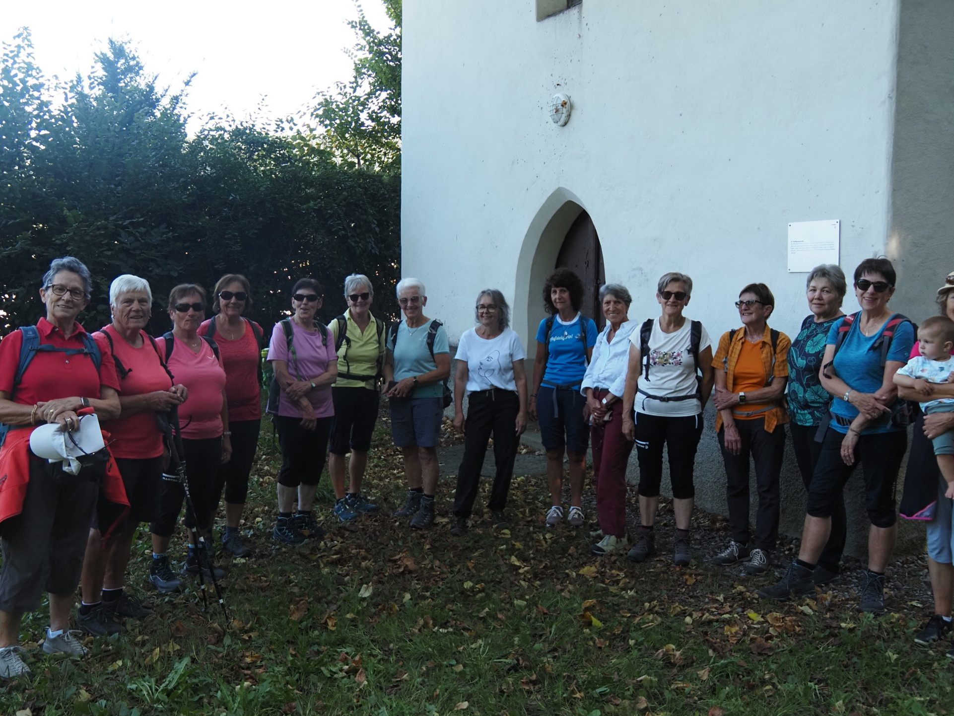 Die Pilgerinnen vor der St.Wolfgang-Kapelle