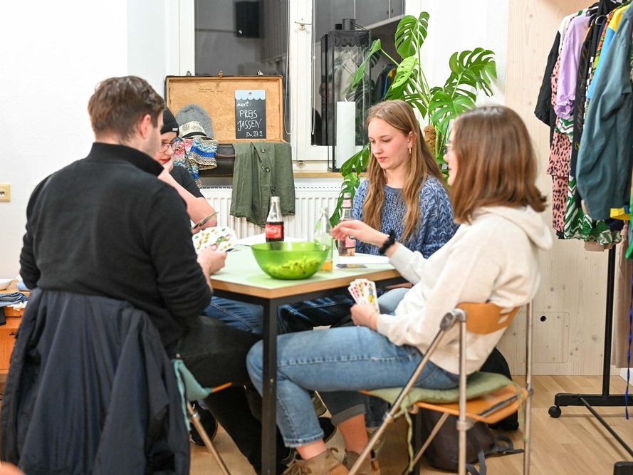 Im Februar fanden sich 16 Jugendliche aus allen Teilen vom Ländle im Marktplatz 4 zum Preisjassen ein. Und so duellierten sich ambitionierte Jasser:innen und Amateure in Vorarlbergs liebstem Kartenspiel. Im Februar fanden sich 16 Jugendliche aus allen Teilen vom Ländle im Marktplatz 4 zum Preisjassen ein. Und so duellierten sich ambitionierte Jasser:innen und Amateure in Vorarlbergs liebstem Kartenspiel.