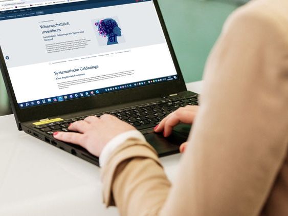 Bei einem regelbasierten Investmentansatz werden große Mengen an Daten analysiert. Daraus lassen sich klare Regeln ableiten, wann und wie investiert wird. Damit entsteht ein objektiver, modellbasierter Rahmen für eine Anlagestrategie.