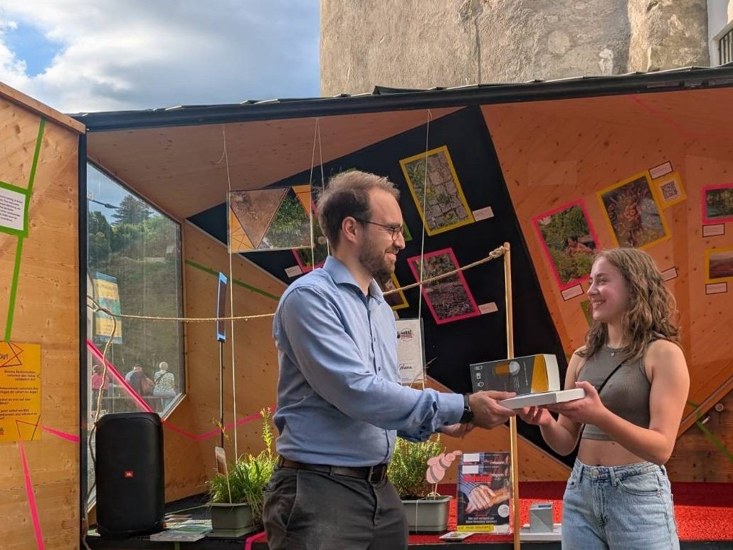 Gewinnerin Annika Bertschler mit Stadtrat Clemens Rauch bei der Preisübergabe