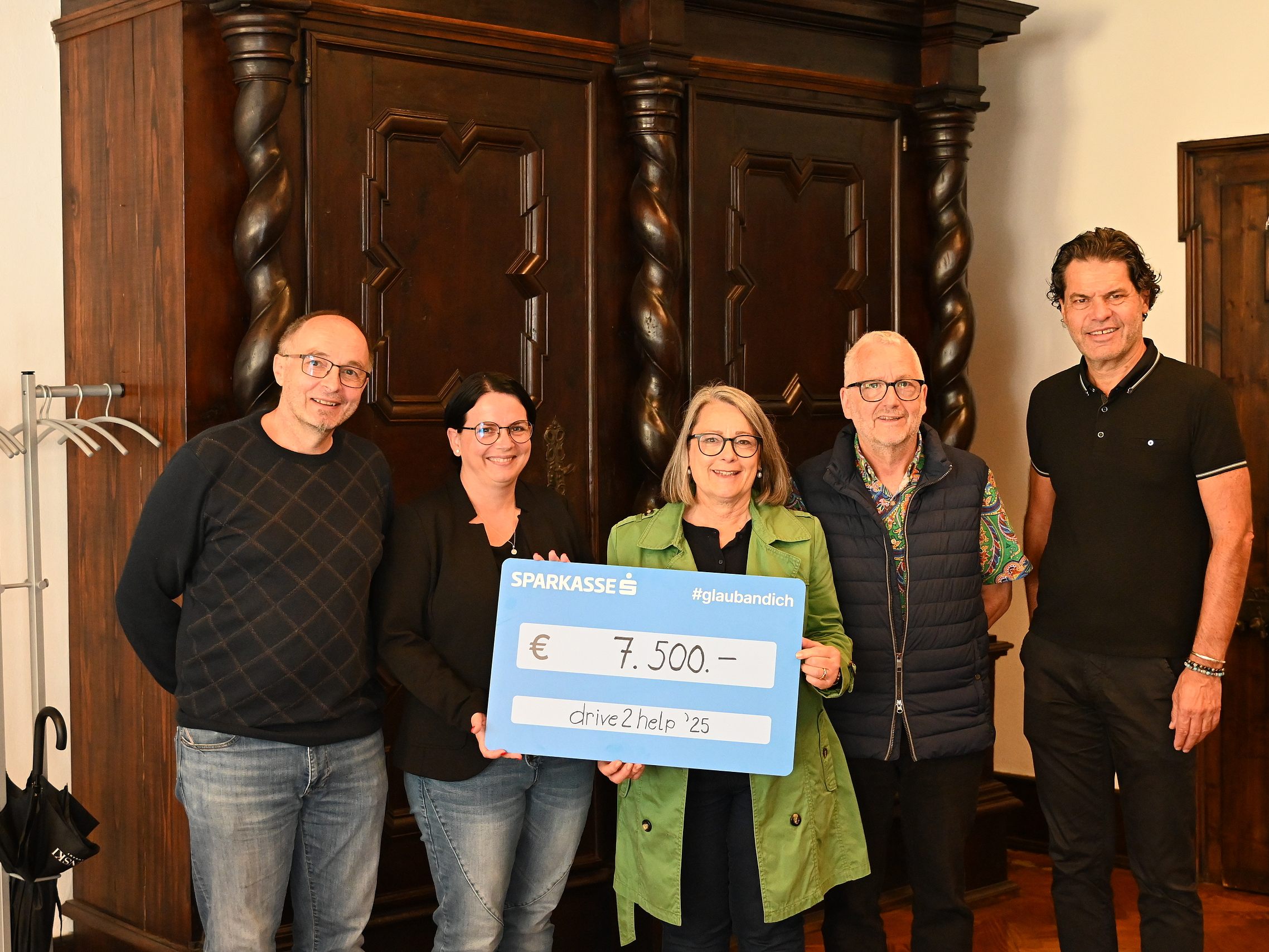 Oldtimer-mit-Herz-drive2help-bergibt-7-500-Euro-an-Hilfswerk-Feldkirch