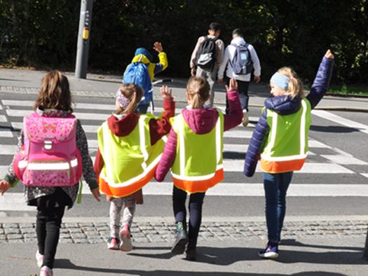 Sicher in die Schule: Einige Verhaltensregeln unterstützen Eltern und Schüler*innen beim Schulweg. Sicher in die Schule: Einige Verhaltensregeln unterstützen Eltern und Schüler*innen beim Schulweg.