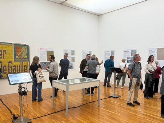 Zahlreiche Besucher*innen entdeckten die Sommerausstellung im Kunstraum Remise zu Themen rund um das Kriegsende 1945 Zahlreiche Besucher*innen entdeckten die Sommerausstellung im Kunstraum Remise zu Themen rund um das Kriegsende 1945