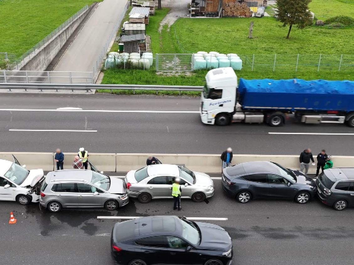 Fünf Pkw krachten auf der A14 ineinander.