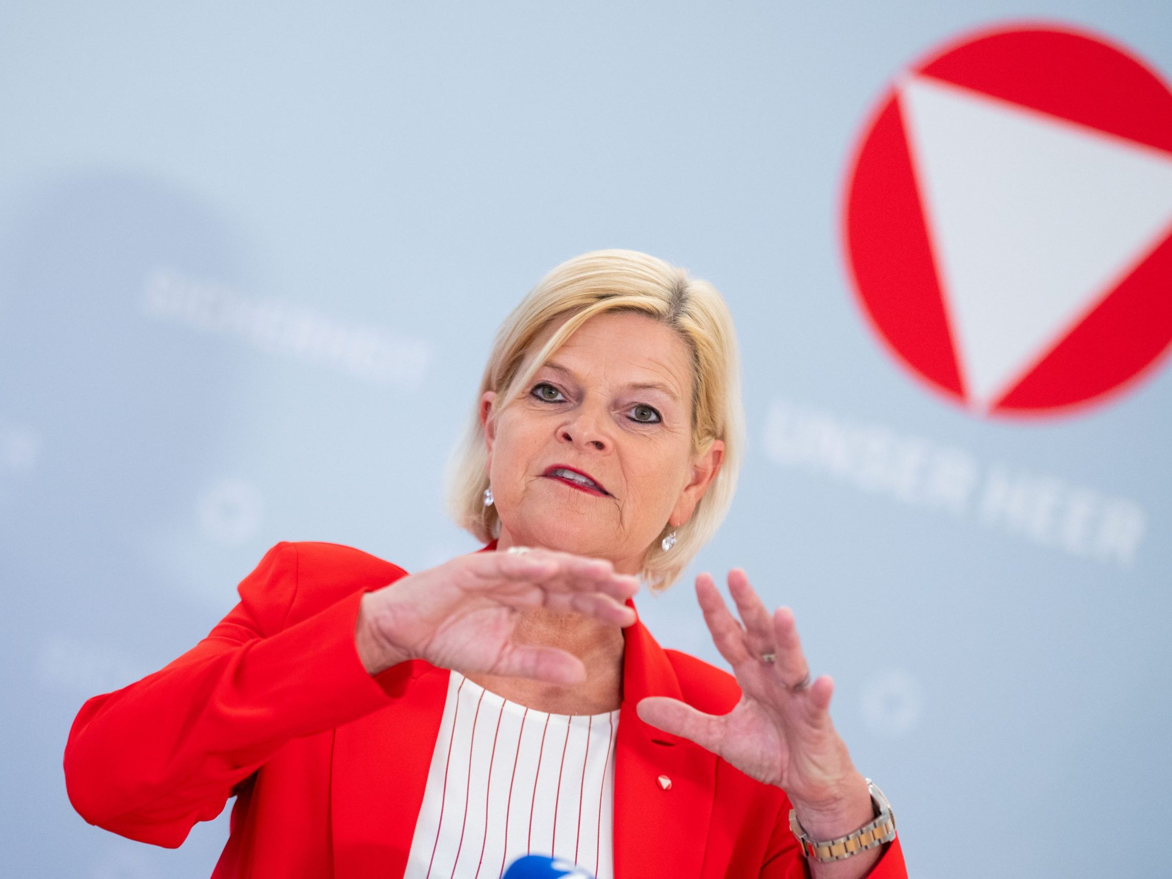 Die Verteidigungsminister treibt "Skyshield" voran. Die Verteidigungsminister treibt "Skyshield" voran.