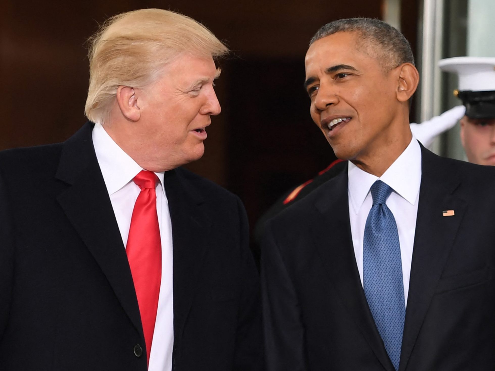 Obama (r.) kritisiert seinen Nachfolger Trump, ohne ihn beim Namen zu nennen.