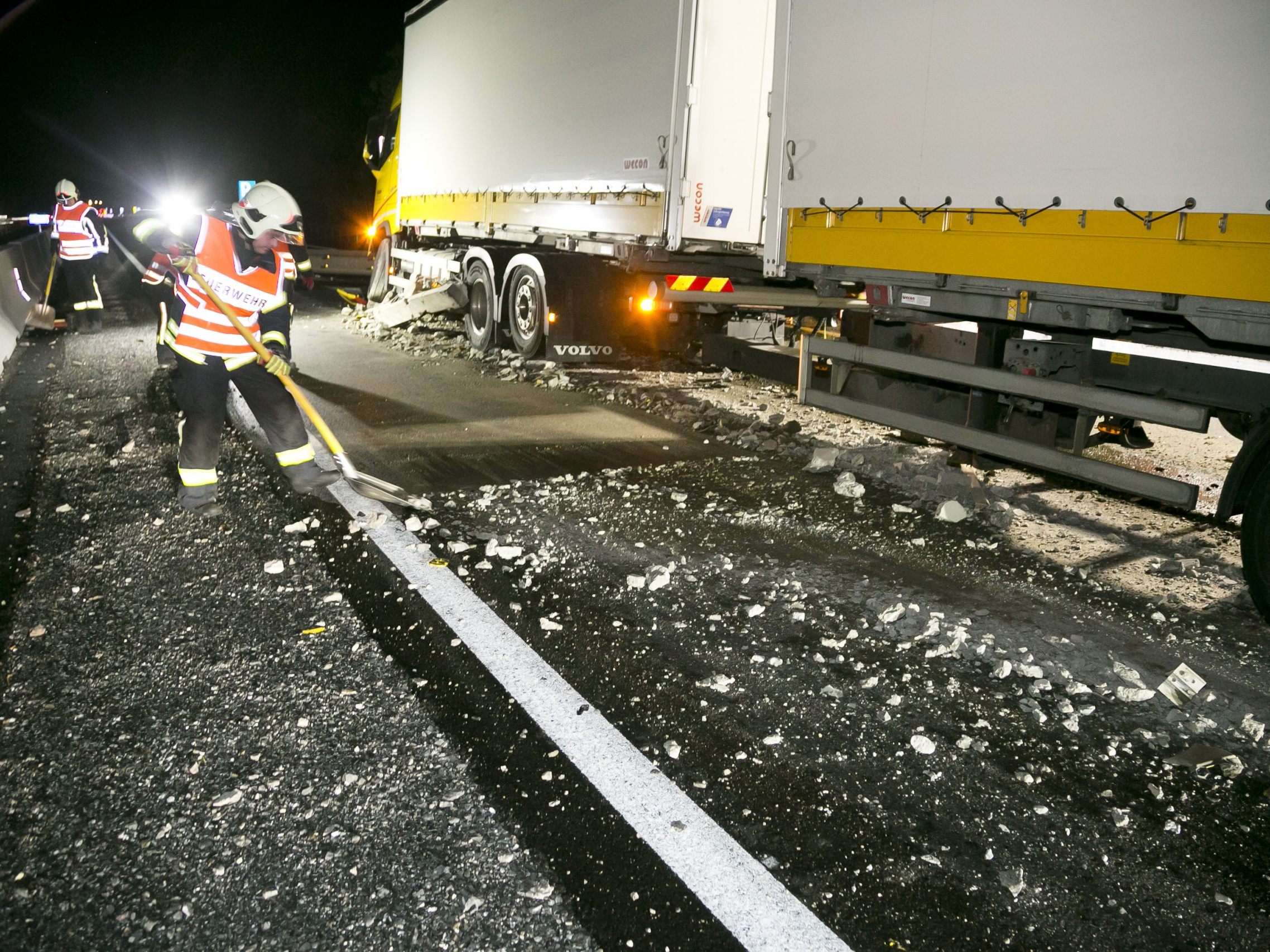 Unfall-auf-der-A14-Lkw-durchbricht-Betonsperre