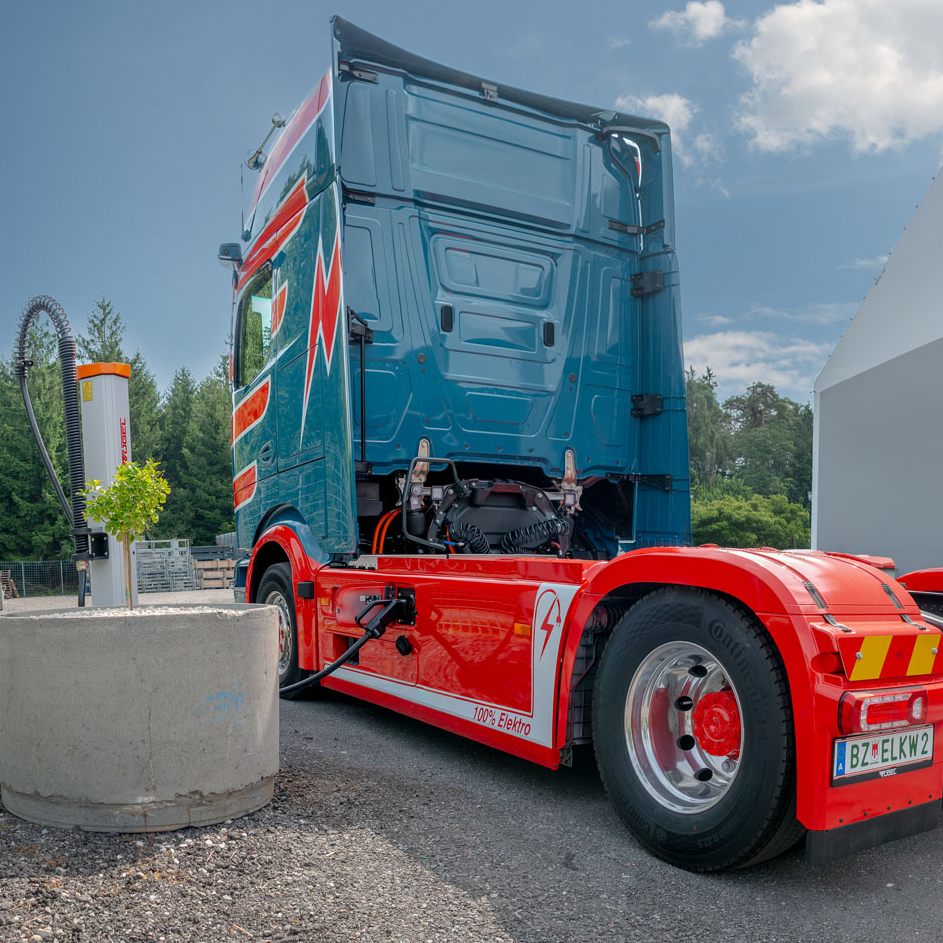 Das Aufladen des eActros 600 dauert an den hauseigenen Ladestellen gut zwei Stunden.