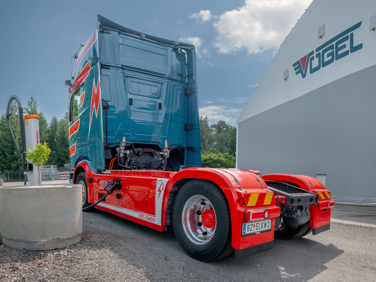 Das Aufladen des eActros 600 dauert an den hauseigenen Ladestellen gut zwei Stunden.