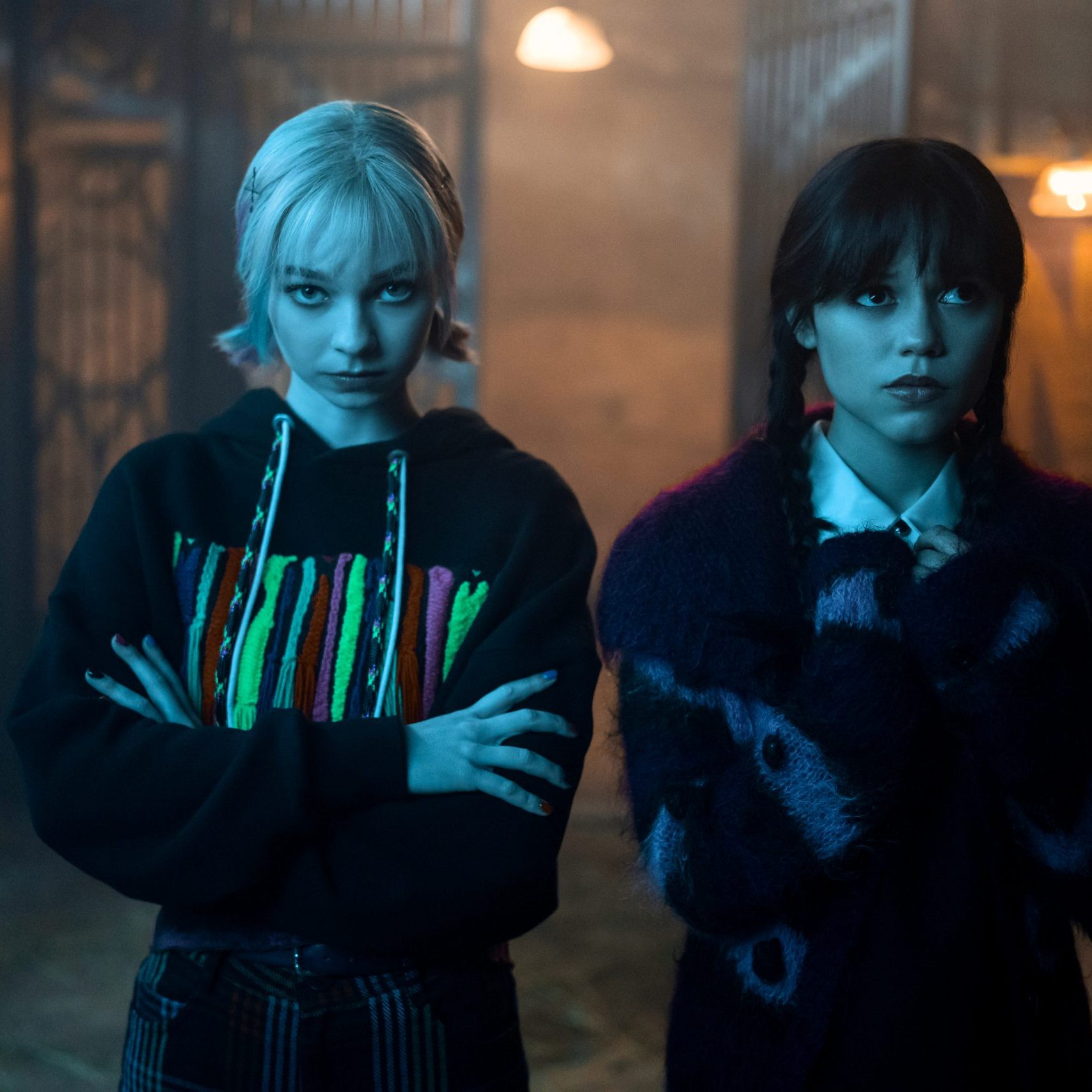 Emma Myers (links) und Jenna Ortega tauschen in Staffel 2 der Neflix-Serie "Wednesday" die Rollen.