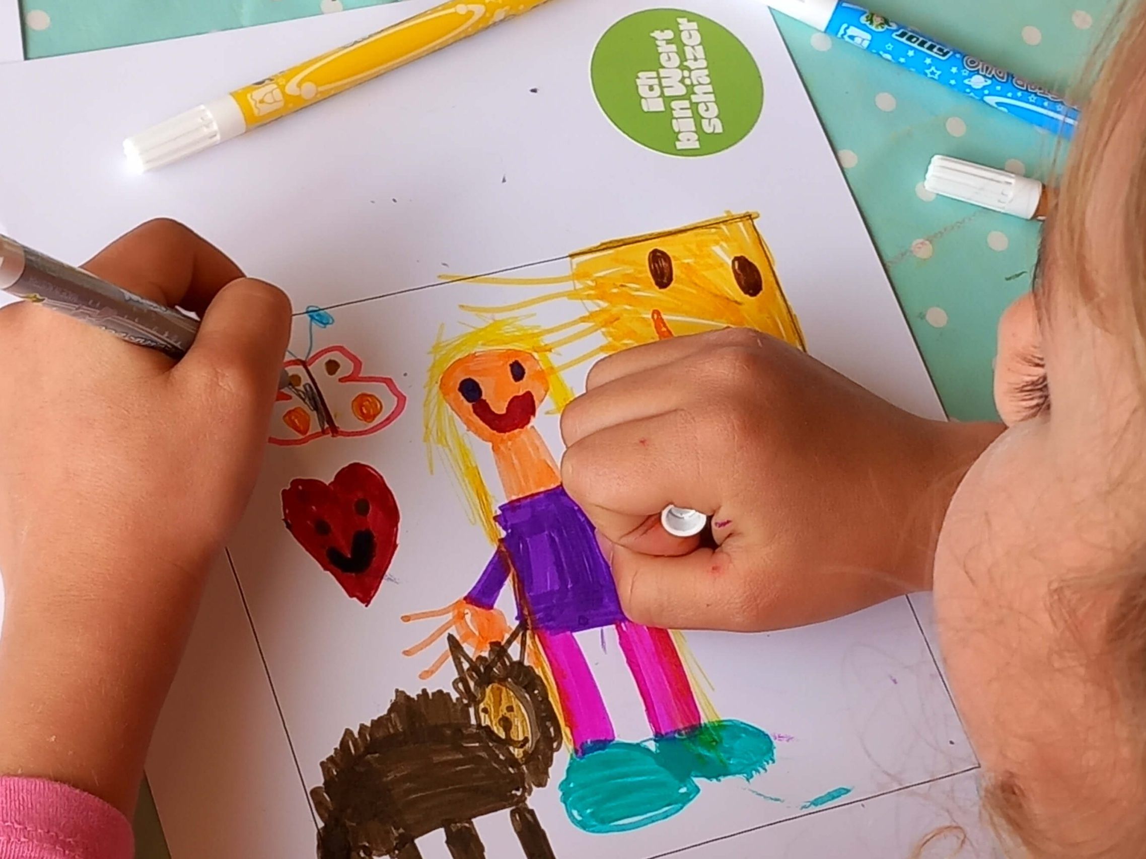 Ein Kind beim Malwettbewerb der Initiative „Ich bin Wertschätzer*in“: die jüngste Generation im Kindergarten und Volksschule zeigt, was ihre größten Wertschätze sind.