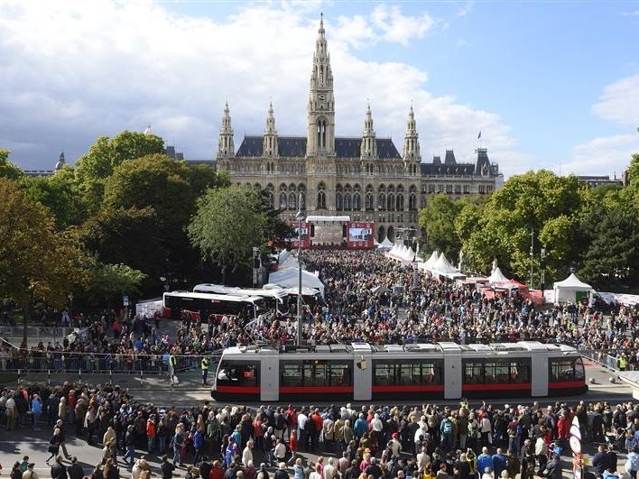 Weltpremiere-in-Wien-ffi-Fest-und-Tram-WM-am-Rathausplatz