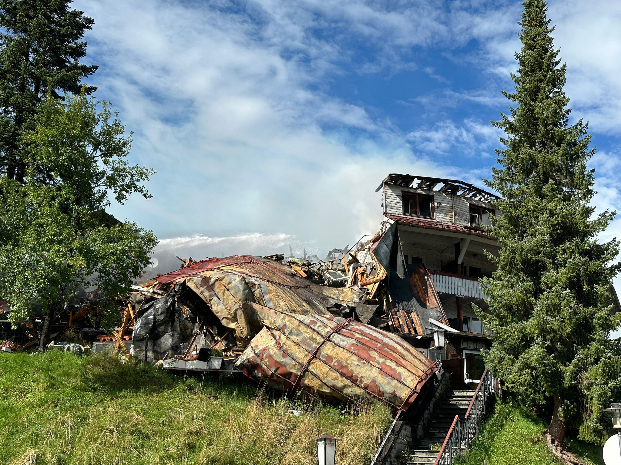 Das Brandobjekt wird abgebrochen. Das Brandobjekt wird abgebrochen.