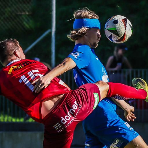 Elias Meusburger und Elijah Thurnher im Zweikampf.