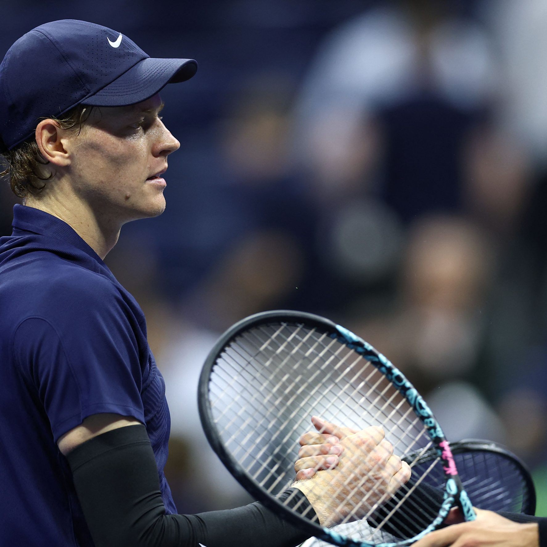 Jannik Sinner zieht souverän ins Halbfinale der US Open ein, demoliert Musetti in drei Sätzen.