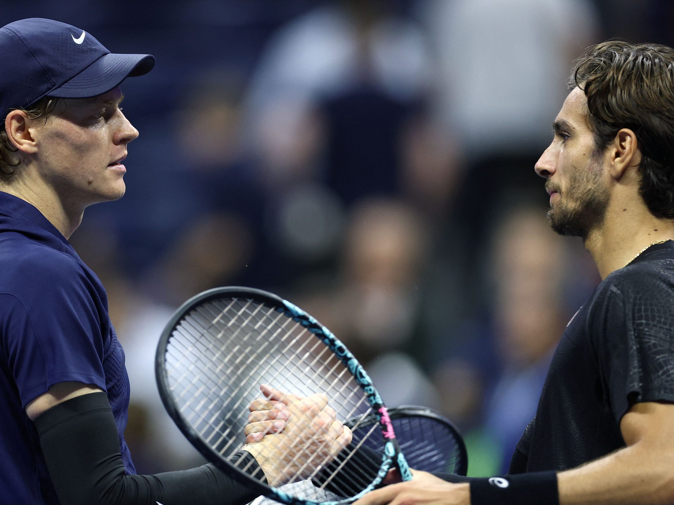 Jannik Sinner zieht souverän ins Halbfinale der US Open ein, demoliert Musetti in drei Sätzen. Jannik Sinner zieht souverän ins Halbfinale der US Open ein, demoliert Musetti in drei Sätzen.
