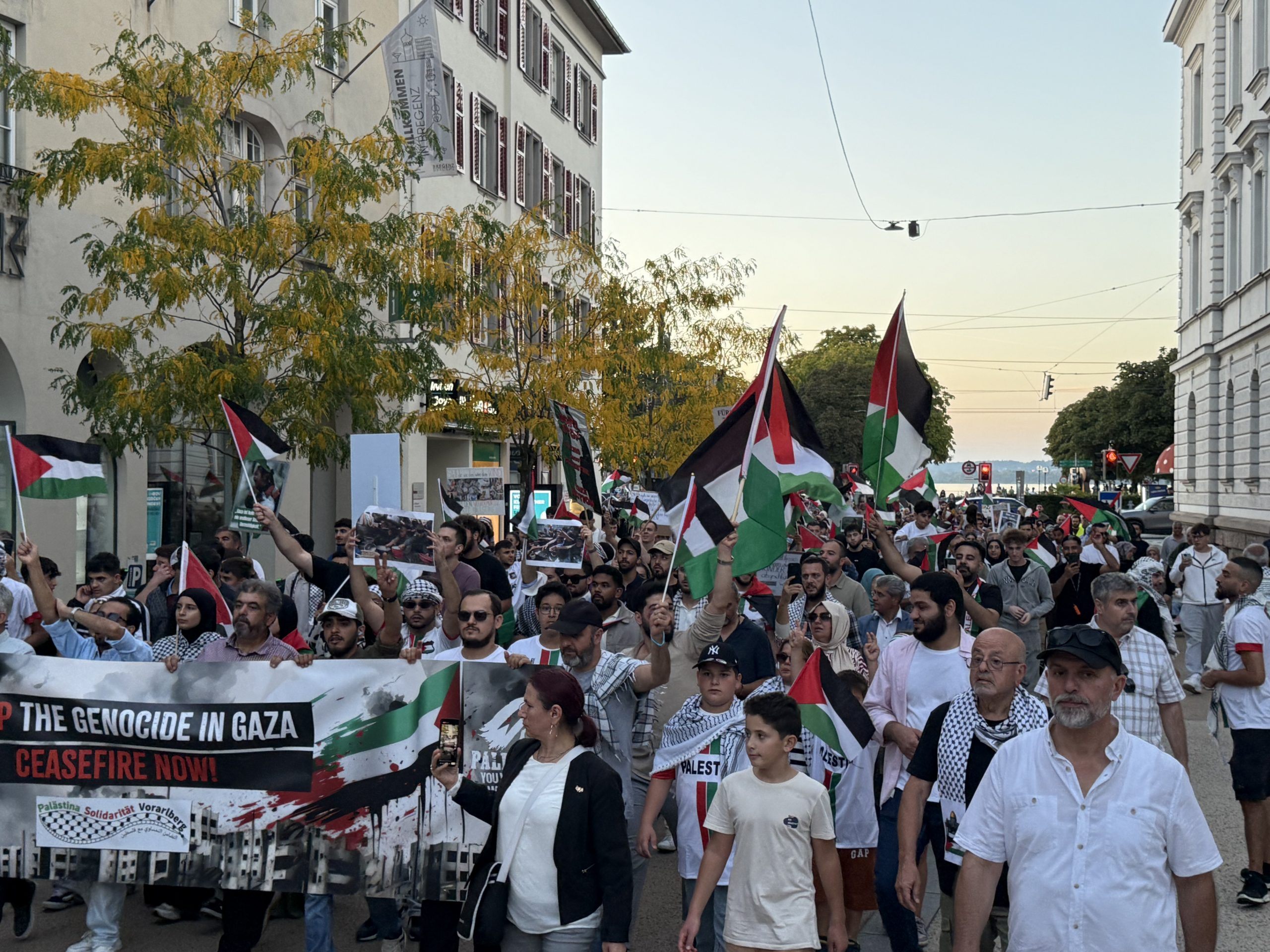 Über 500 Menschen nahmen an dem Protest teil. Über 500 Menschen nahmen an dem Protest teil.
