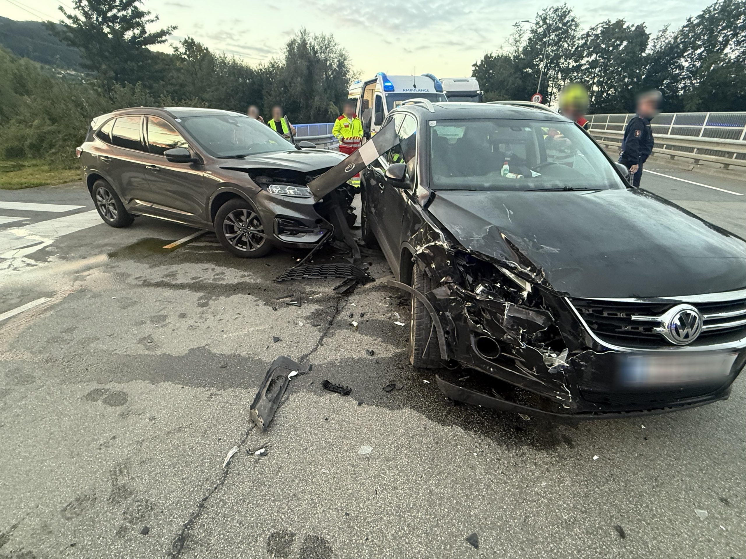 Verletzte-bei-Kollision-an-der-Autobahnabfahrt-H-rbranz