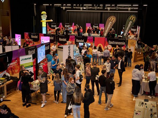Die Chancen.Lust Lehrstellenmesse bietet einen tollen Informationsrahmen für Schüler:innen, Lehrer:innen und Eltern. Die Chancen.Lust Lehrstellenmesse bietet einen tollen Informationsrahmen für Schüler:innen, Lehrer:innen und Eltern.