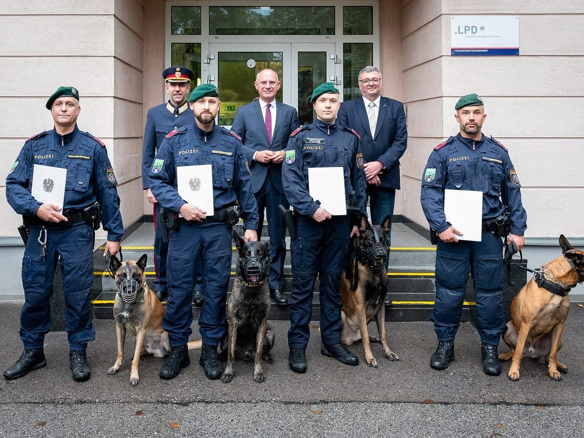 Generaldirektor Franz Ruf, Innenminister Gerhard Karner und Staatssekretär Jörg Leichtfried (hi. Reihe) mit den Polizeidiensthundeführern und Datenträgerhunden.