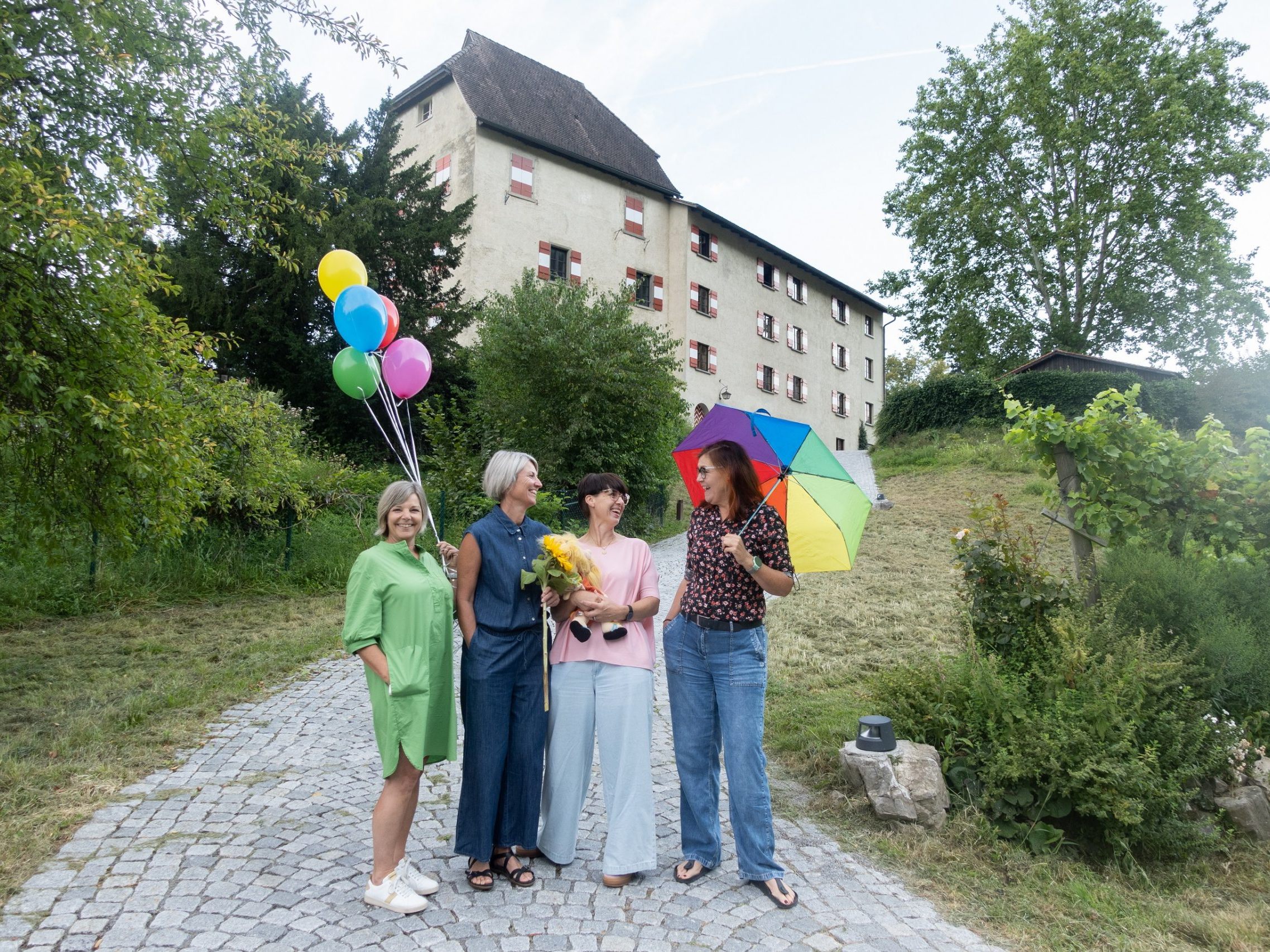 Die Besucher*innen erwartet ein abwechslungsreiches Programm mit Musik, Humor, Kulinarik und Begegnung.
