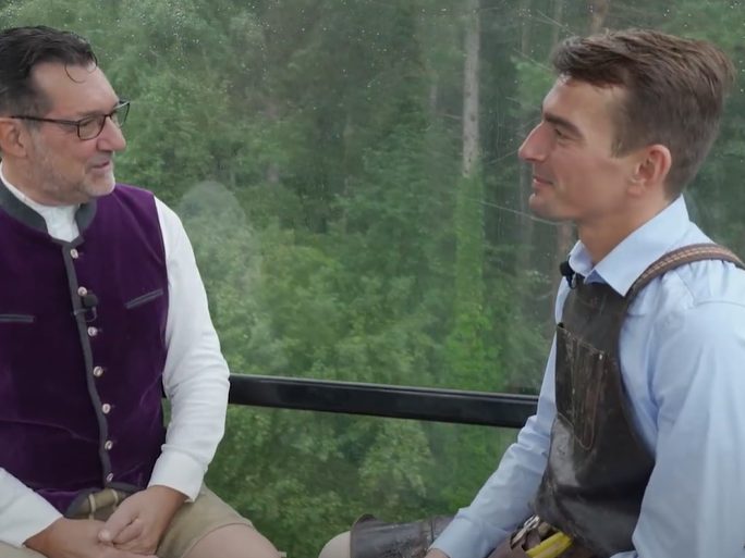 Der-Mann-mit-dem-Ma-Us-dr-Gondel-mit-dem-fliegenden-Schuhmacher-Alessandro-Santella
