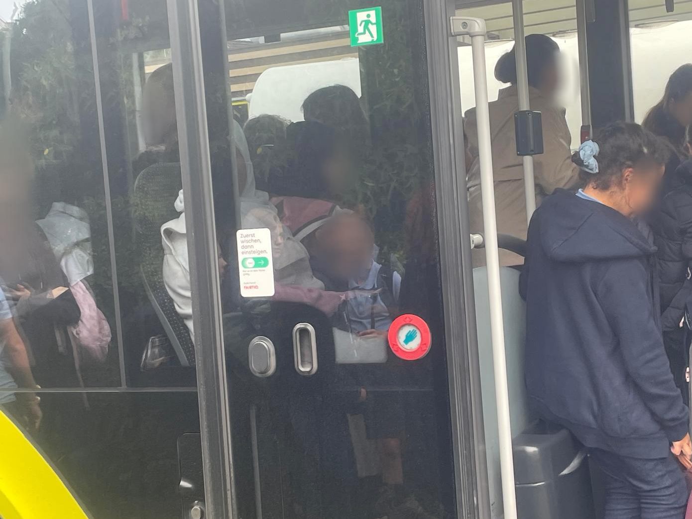 Überfüllte Busse zum Schulbeginn.