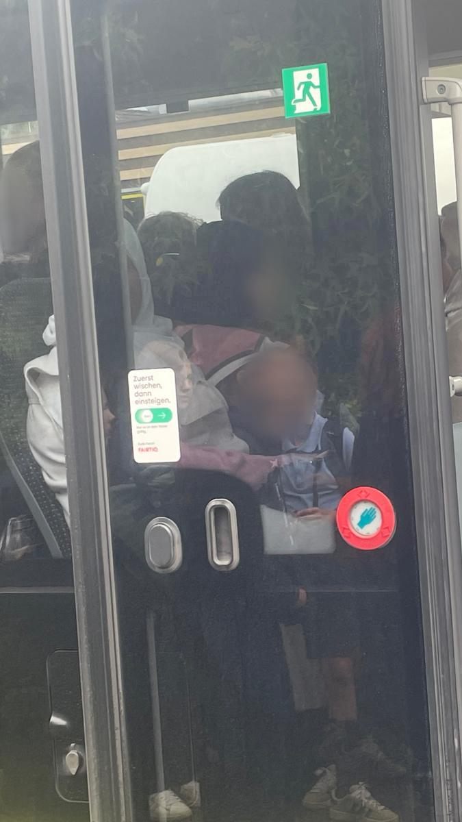 Überfüllte Busse zum Schulbeginn.