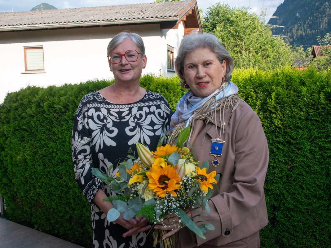 Andrea Fritz-Pinggera übergibt das Präsidentenamt an Maria Ellensohn. Andrea Fritz-Pinggera übergibt das Präsidentenamt an Maria Ellensohn.
