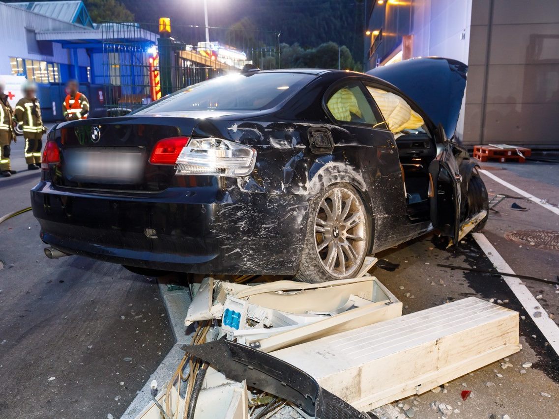 Unfall in Nüziders: Pkw durchbricht Firmenzaun. Unfall in Nüziders: Pkw durchbricht Firmenzaun.