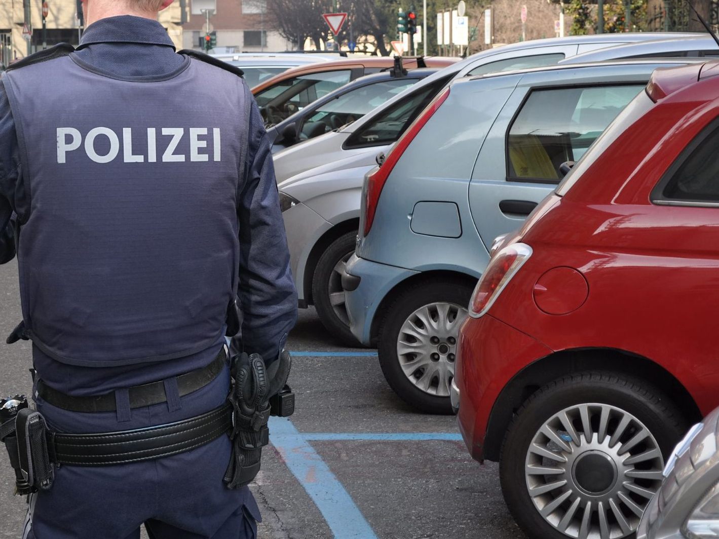 Zweijähriger zum Schlafen in Auto gelegt - Paar sprach von Restaurantbesuch.