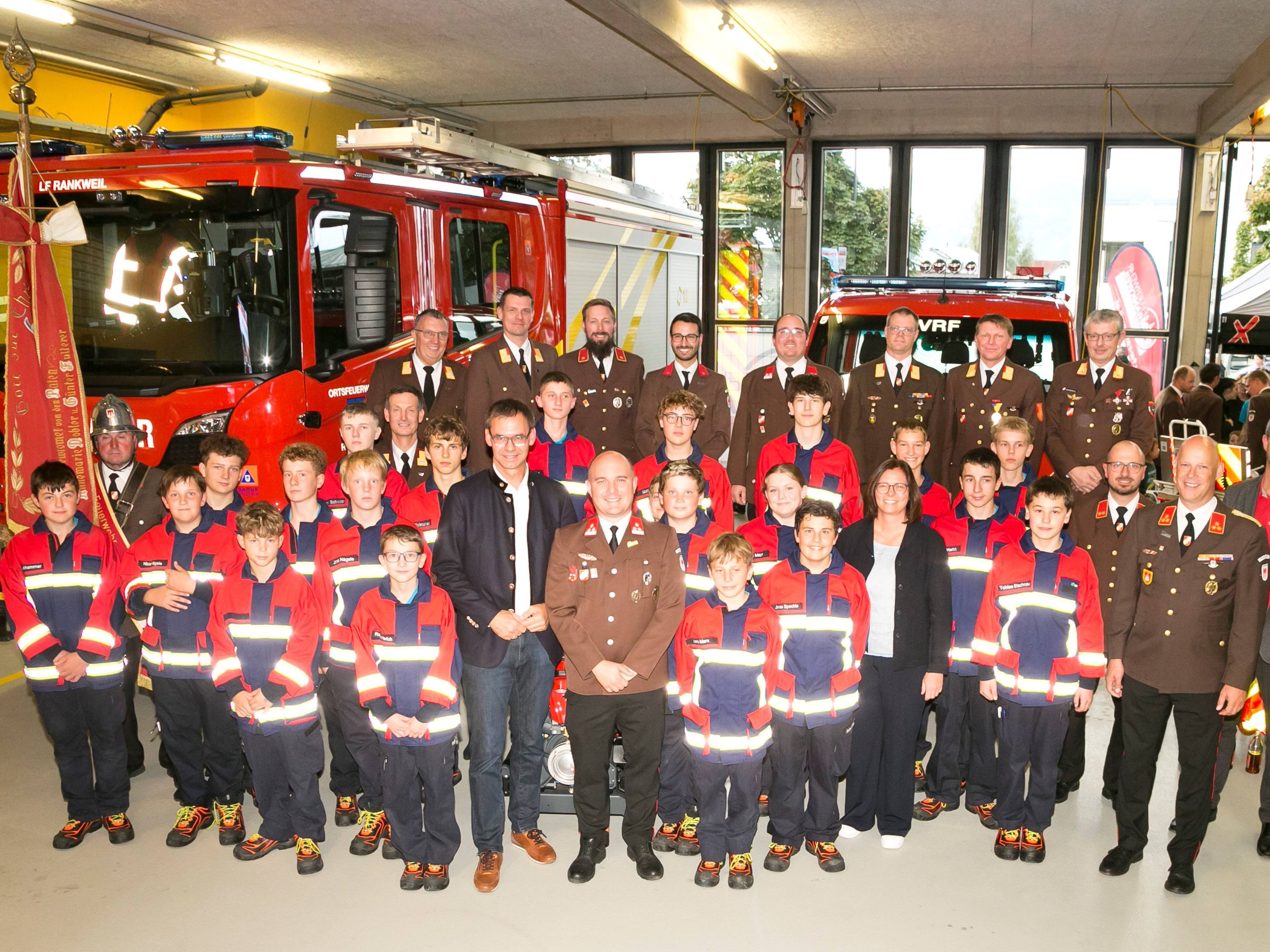 Die Rankweiler Feuerwehrjugend mit LH Markus Wallner, Jugendleiter Daniel Lampert, Bürgermeisterin Katharina Wöß-Krall, Diakon Roland Sommerauer sowie Vertreter:innen der Feuerwehr. Die Rankweiler Feuerwehrjugend mit LH Markus Wallner, Jugendleiter Daniel Lampert, Bürgermeisterin Katharina Wöß-Krall, Diakon Roland Sommerauer sowie Vertreter:innen der Feuerwehr.