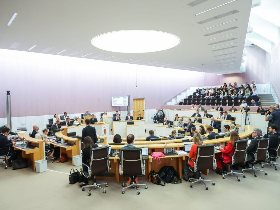 Landtag-widmet-sich-in-Enquete-der-Handynutzung-von-Kindern