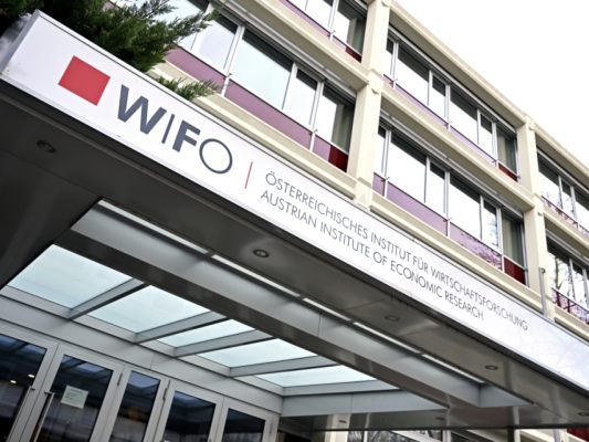 Wirtschaftsforscher heben Prognose an - Mehr Wirtschaftswachstum 2025
