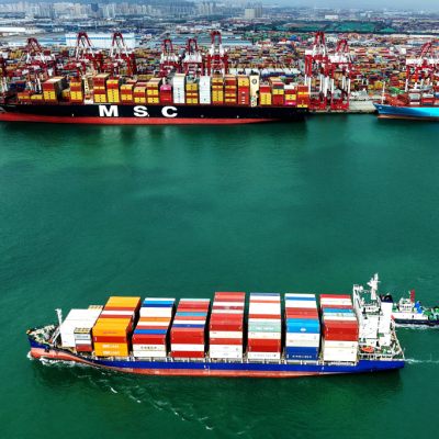 Containerschiff im chinesischen Hafen Quindao