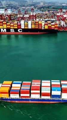 Containerschiff im chinesischen Hafen Quindao