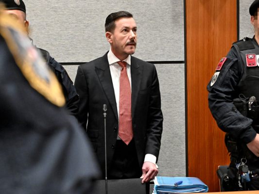 Benko drohen im Falle einer Verurteilung ein bis zehn Jahre Haft Benko drohen im Falle einer Verurteilung ein bis zehn Jahre Haft