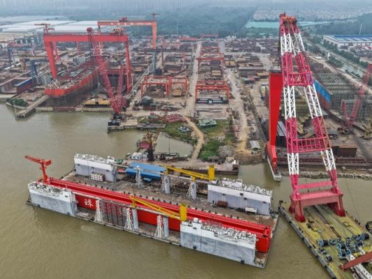 China kündigt Sondergebühren für Schiffe mit US-Bezug an China kündigt Sondergebühren für Schiffe mit US-Bezug an