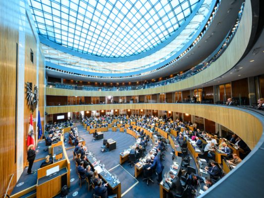 Regierungsparteien stimmten für Weiterbildungszeit Regierungsparteien stimmten für Weiterbildungszeit