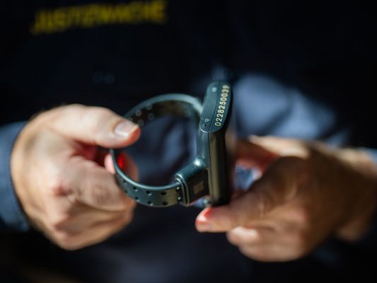 Derzeit rund 390 Personen im elektronisch überwachten Hausarrest Derzeit rund 390 Personen im elektronisch überwachten Hausarrest