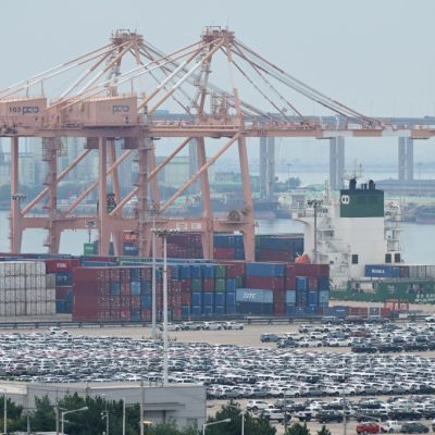 Kräne und Container im Hafen im südkoreanischen Pyeongtaek