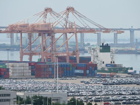 Kräne und Container im Hafen im südkoreanischen Pyeongtaek Kräne und Container im Hafen im südkoreanischen Pyeongtaek